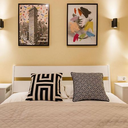 Experience City Nightlife From A Sleek Lavish Pad Appartement Boedapest Buitenkant foto