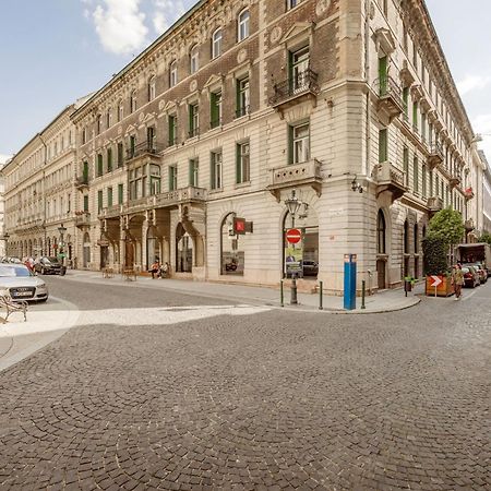 Experience City Nightlife From A Sleek Lavish Pad Appartement Boedapest Buitenkant foto