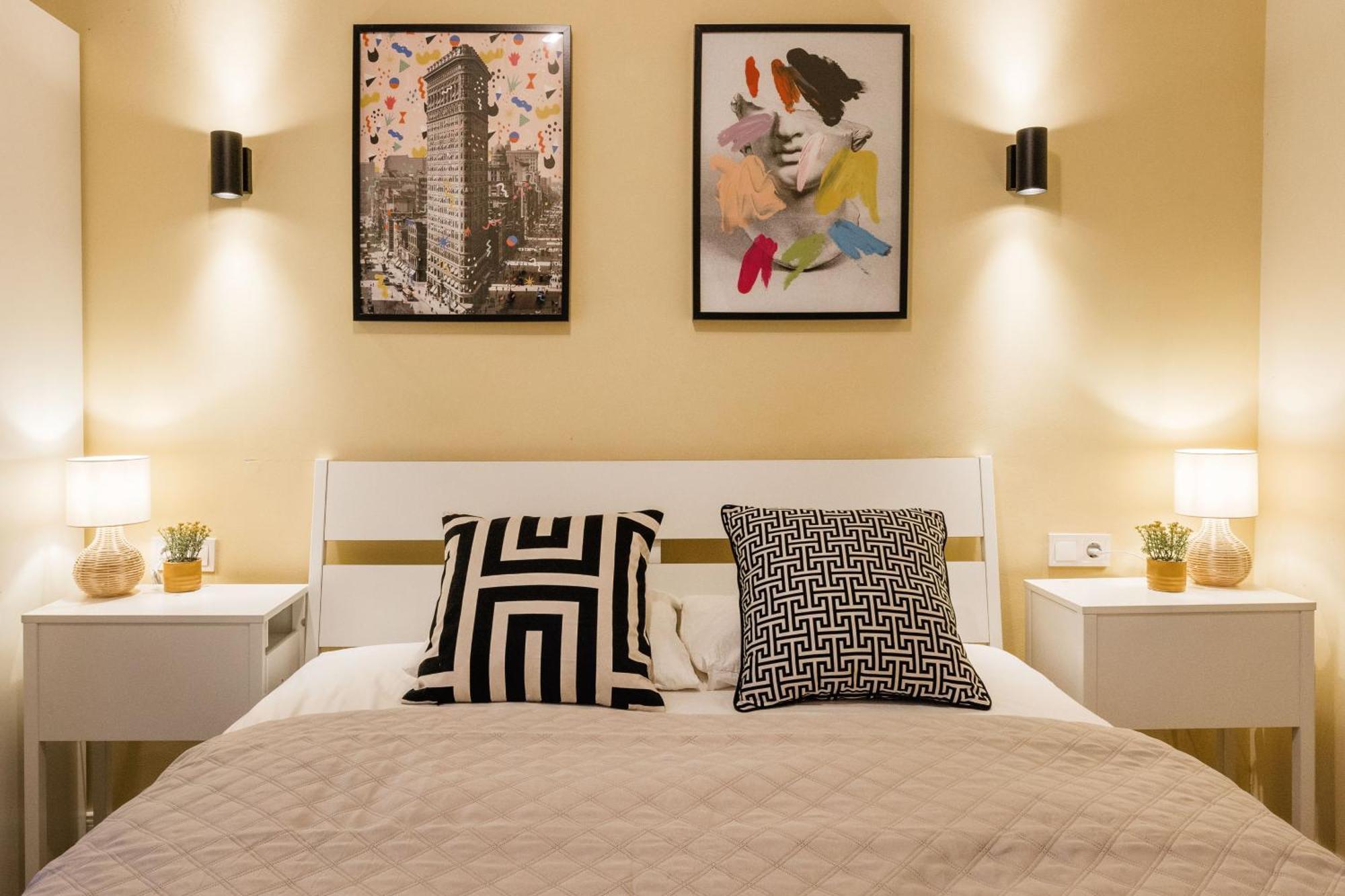 Experience City Nightlife From A Sleek Lavish Pad Appartement Boedapest Buitenkant foto