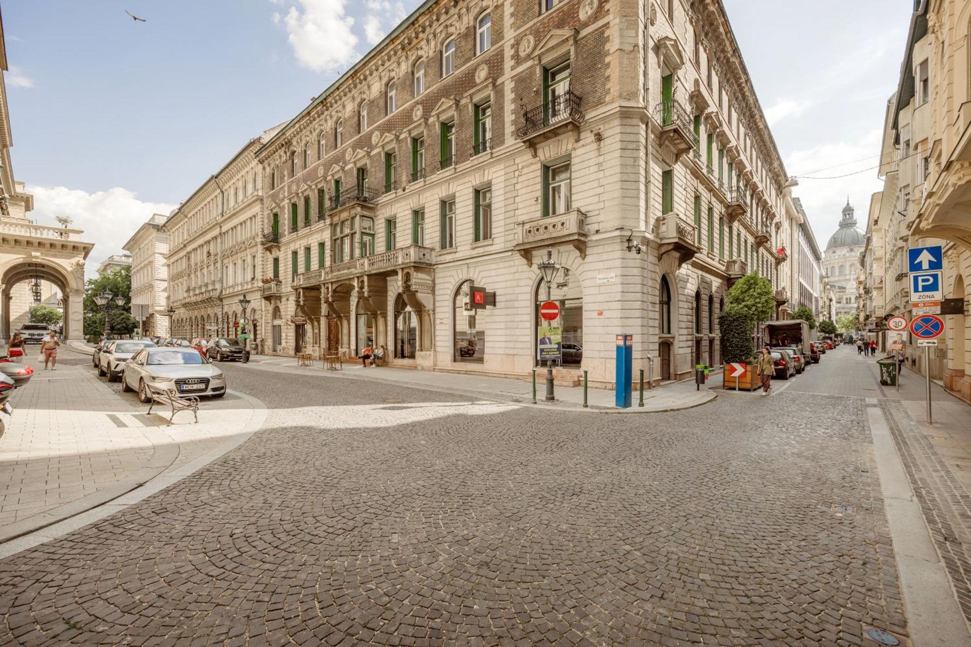 Experience City Nightlife From A Sleek Lavish Pad Appartement Boedapest Buitenkant foto